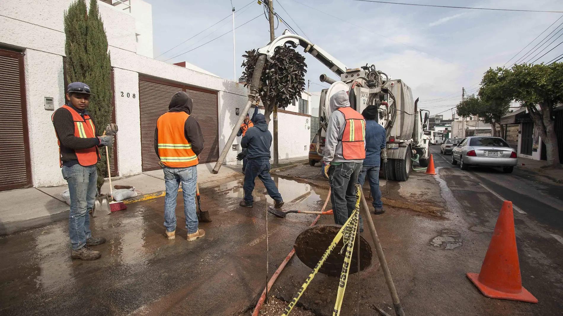 JAPAM lleva a cabo trabajos de mantenimiento para limpiar los drenajes.  Foto Archivo.